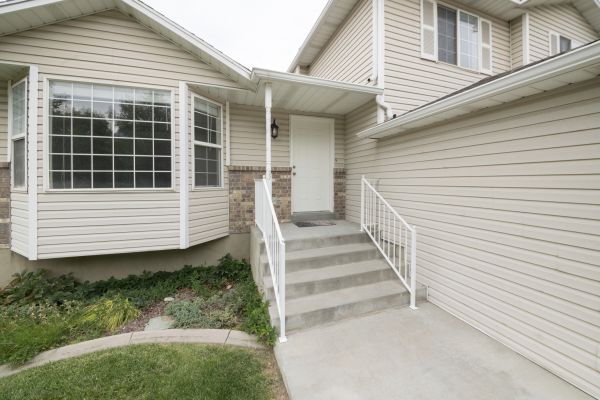 Cost of White Vinyl Siding Replacement in Hayward